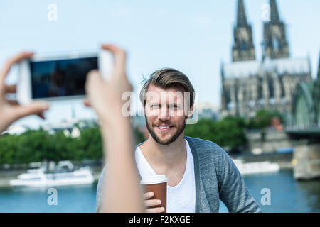 Deutschland, Köln, junge Frau, ein Bild von ihrem Freund mit smartphone Stockfoto