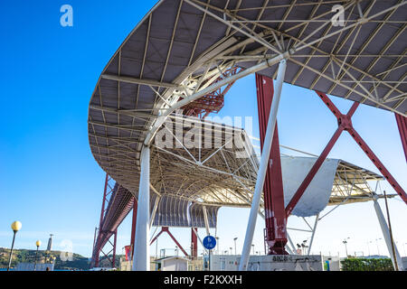 Sonnenlicht decken Skulptur unter der Brücke 25 de Abril in Lissabon, Portugal. Stockfoto