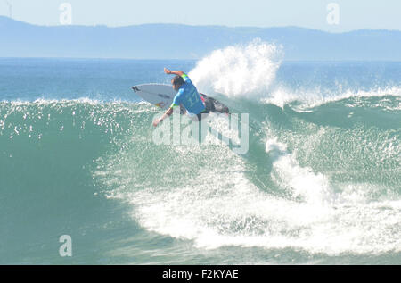 Australische pro Surfer Mick Fanning wurde von einem Hai, Messung von 4-5 Meter in der Länge im Finale der Samsung Galaxy Open J-Bay heute (19 Jun 15) angegriffen. Der Hai gebissen durch Fanning die Leine, zieht ihn unter Wasser vor einem gepackten Strand der Zuschauer und Fans. Fanning, Platz 2 in der Welt Surfen in diesem Jahr wartete auf seine erste Welle der Finals gegen australische Surfer, Julian Wilson. Beide Surfer wurden sofort aus dem Wasser evakuiert und Wettbewerb wurde gestoppt. Dies ist weltweit ersten Vorfall einer Hai-Attacke während einer internationalen Surf-Contest. Viele der besten Stockfoto