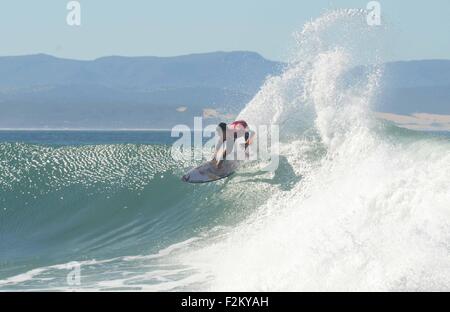 Australische pro Surfer Mick Fanning wurde von einem Hai, Messung von 4-5 Meter in der Länge im Finale der Samsung Galaxy Open J-Bay heute (19 Jun 15) angegriffen. Der Hai gebissen durch Fanning die Leine, zieht ihn unter Wasser vor einem gepackten Strand der Zuschauer und Fans. Fanning, Platz 2 in der Welt Surfen in diesem Jahr wartete auf seine erste Welle der Finals gegen australische Surfer, Julian Wilson. Beide Surfer wurden sofort aus dem Wasser evakuiert und Wettbewerb wurde gestoppt. Dies ist weltweit ersten Vorfall einer Hai-Attacke während einer internationalen Surf-Contest. Viele der besten Stockfoto