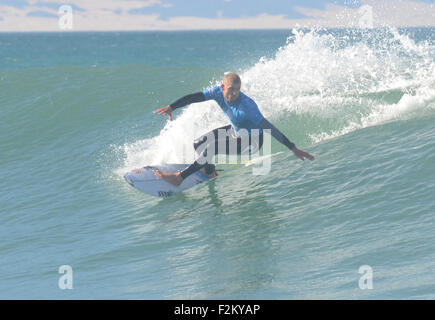 Australische pro Surfer Mick Fanning wurde von einem Hai, Messung von 4-5 Meter in der Länge im Finale der Samsung Galaxy Open J-Bay heute (19 Jun 15) angegriffen. Der Hai gebissen durch Fanning die Leine, zieht ihn unter Wasser vor einem gepackten Strand der Zuschauer und Fans. Fanning, Platz 2 in der Welt Surfen in diesem Jahr wartete auf seine erste Welle der Finals gegen australische Surfer, Julian Wilson. Beide Surfer wurden sofort aus dem Wasser evakuiert und Wettbewerb wurde gestoppt. Dies ist weltweit ersten Vorfall einer Hai-Attacke während einer internationalen Surf-Contest. Viele der besten Stockfoto