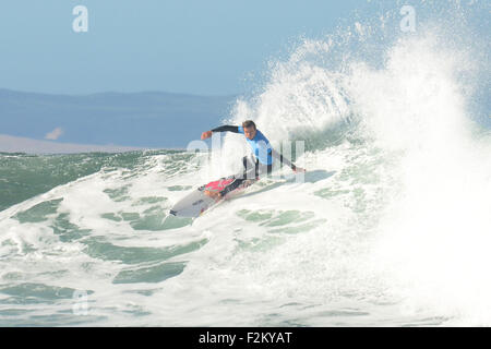 Australische pro Surfer Mick Fanning wurde von einem Hai, Messung von 4-5 Meter in der Länge im Finale der Samsung Galaxy Open J-Bay heute (19 Jun 15) angegriffen. Der Hai gebissen durch Fanning die Leine, zieht ihn unter Wasser vor einem gepackten Strand der Zuschauer und Fans. Fanning, Platz 2 in der Welt Surfen in diesem Jahr wartete auf seine erste Welle der Finals gegen australische Surfer, Julian Wilson. Beide Surfer wurden sofort aus dem Wasser evakuiert und Wettbewerb wurde gestoppt. Dies ist weltweit ersten Vorfall einer Hai-Attacke während einer internationalen Surf-Contest. Viele der besten Stockfoto