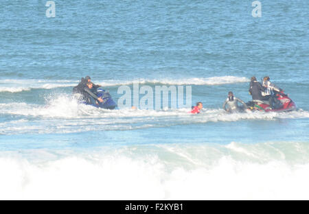 Australische pro Surfer Mick Fanning wurde von einem Hai, Messung von 4-5 Meter in der Länge im Finale der Samsung Galaxy Open J-Bay heute (19 Jun 15) angegriffen. Der Hai gebissen durch Fanning die Leine, zieht ihn unter Wasser vor einem gepackten Strand der Zuschauer und Fans. Fanning, Platz 2 in der Welt Surfen in diesem Jahr wartete auf seine erste Welle der Finals gegen australische Surfer, Julian Wilson. Beide Surfer wurden sofort aus dem Wasser evakuiert und Wettbewerb wurde gestoppt. Dies ist weltweit ersten Vorfall einer Hai-Attacke während einer internationalen Surf-Contest. Viele der besten Stockfoto