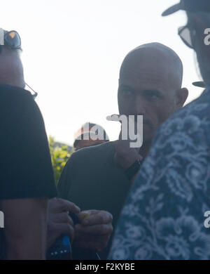 Australische pro Surfer Mick Fanning wurde von einem Hai, Messung von 4-5 Meter in der Länge im Finale der Samsung Galaxy Open J-Bay heute (19 Jun 15) angegriffen. Der Hai gebissen durch Fanning die Leine, zieht ihn unter Wasser vor einem gepackten Strand der Zuschauer und Fans. Fanning, Platz 2 in der Welt Surfen in diesem Jahr wartete auf seine erste Welle der Finals gegen australische Surfer, Julian Wilson. Beide Surfer wurden sofort aus dem Wasser evakuiert und Wettbewerb wurde gestoppt. Dies ist weltweit ersten Vorfall einer Hai-Attacke während einer internationalen Surf-Contest. Viele der besten Stockfoto