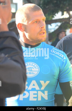 Australische pro Surfer Mick Fanning wurde von einem Hai, Messung von 4-5 Meter in der Länge im Finale der Samsung Galaxy Open J-Bay heute (19 Jun 15) angegriffen. Der Hai gebissen durch Fanning die Leine, zieht ihn unter Wasser vor einem gepackten Strand der Zuschauer und Fans. Fanning, Platz 2 in der Welt Surfen in diesem Jahr wartete auf seine erste Welle der Finals gegen australische Surfer, Julian Wilson. Beide Surfer wurden sofort aus dem Wasser evakuiert und Wettbewerb wurde gestoppt. Dies ist weltweit ersten Vorfall einer Hai-Attacke während einer internationalen Surf-Contest. Viele der besten Stockfoto