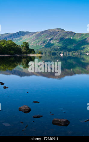 Fjälls spiegelt sich in Derwentwater, ruhigen sonnigen Sommertag, Lake District, Cumbria, England UK Stockfoto