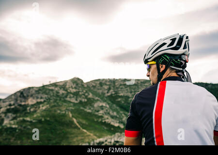 Spanien, Tarragona, Mountainbiker im extremen Gelände, Blick auf Landschaft Stockfoto