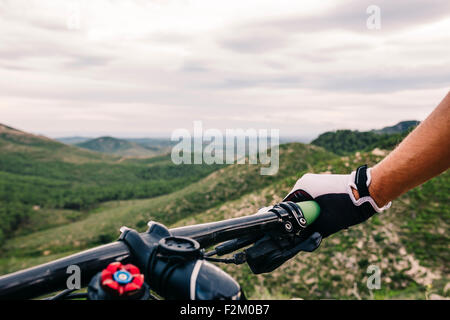 Spanien, Tarragona, Mountainbiker im extremen Gelände, Nahaufnahme von Lenker Stockfoto