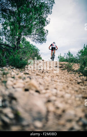 Spanien, Tarragona, Mountainbiker im extremen Gelände, Rückansicht Stockfoto