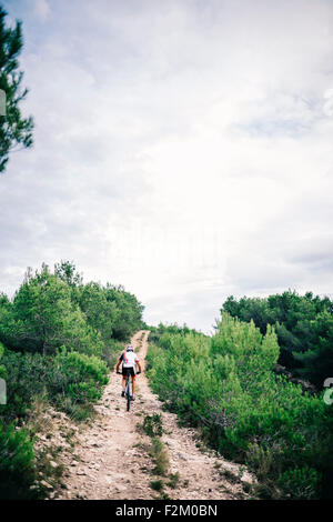 Spanien, Tarragona, Mountainbiker im extremen Gelände, Rückansicht Stockfoto