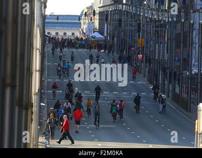 Brüssel, Belgien. 20. Sep, 2015. Fußgänger und Radfahrer werden während der jährlichen "Auto freien Sonntag" in Brüssel, Hauptstadt von Belgien, am 20. September 2015 in einer Straße gesehen. © Gong Bing/Xinhua/Alamy Live-Nachrichten Stockfoto