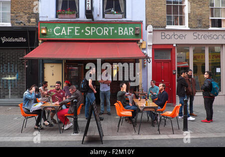 Londoner Straßenszene in Exmouth Markt, Finsbury mit Kunden außerhalb Großbritanniens Cafe Kick Sport Bar einen Drink Stockfoto