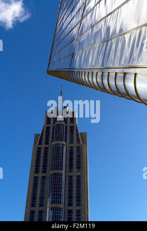 Stadtbild Wolkenkratzer Centraal Station Rotterdam Wolken blauen Himmel Stockfoto