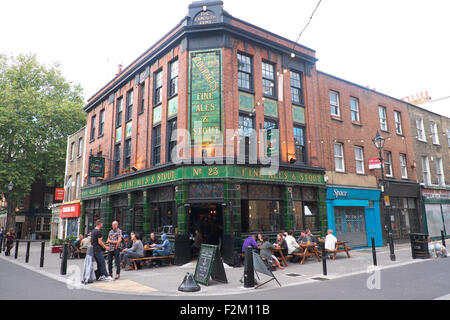 Finsbury London die Exmouth Arms Pub in Exmouth Markt mit Kunden trinken außerhalb auf ein September-Abend-UK Stockfoto