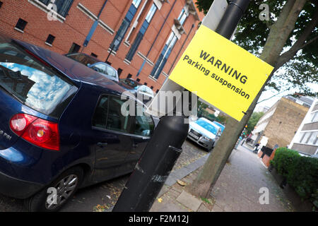 London UK Warnung Hinweisschild über Parkplatz Aussetzung Stellplätze in Islington ausgesetzt Stockfoto