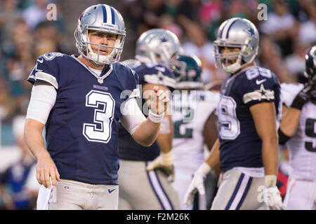 20. September 2015: Dallas Cowboys-Quarterback Brandon Weeden (3) blickt auf während die NFL-Spiel zwischen den Dallas Cowboys und die Philadelphia Eagles am Lincoln Financial Field in Philadelphia, Pennsylvania. Die Dallas Cowboys gewann 20-10. Christopher Szagola/CSM Stockfoto