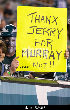 20. September 2015: Philadelphia Eagles Fan mit einem Schild für Dallas Cowboys Besitzer Jerry Jones über Philadelphia Eagles Runningback DeMarco Murray (29) während die NFL-Spiel zwischen den Dallas Cowboys und die Philadelphia Eagles am Lincoln Financial Field in Philadelphia, Pennsylvania. Die Dallas Cowboys gewann 20-10. Christopher Szagola/CSM Stockfoto