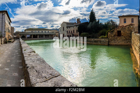 BAGNO VIGNONI, Italien - 25. Januar 2015: alte Thermen im Herzen des mittelalterlichen Dorfes in Bagno Vignoni, Italien. Stockfoto