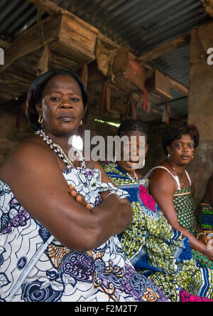 Benin, Westafrika, Bopa, Frau unten Särge stehen während einer Voodoo-Zeremonie Stockfoto