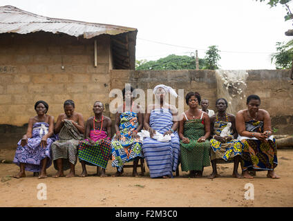 Benin, Westafrika, Bopa, Frauen sitzen auf Bank in Linie während einer Voodoo-Zeremonie Stockfoto