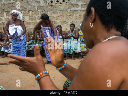 Benin, Westafrika, Bopa, Frauen tanzen während einer traditionellen Zeremonie, voodoo Stockfoto