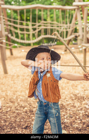 Deutschland, Sachsen, Indianer und Cowboy Party, junge spielt mit Pfeil und Bogen Stockfoto