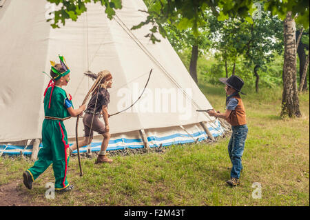 Deutschland, Sachsen, Indianer und Cowboy Party, Jungs spielen mit Pfeil und Bogen Stockfoto