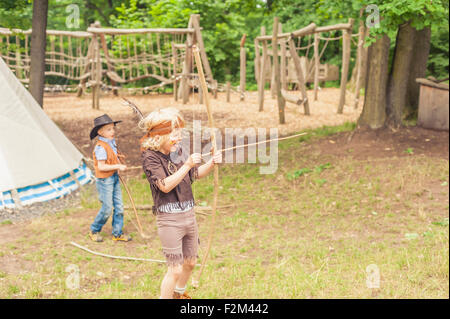 Deutschland, Sachsen, Indianer und Cowboy Party, Jungs spielen mit Pfeil und Bogen Stockfoto