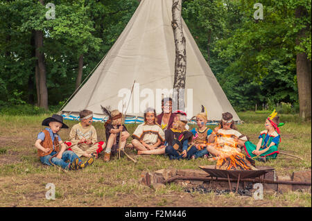 Deutschland, Sachsen, Indianer und Cowboy Party, Kinder sitzen am Lagerfeuer Stockfoto