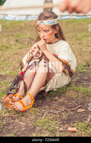 Deutschland, Sachsen, Indianer und Cowboy Party, Mädchen rauchen Pfeife von Frieden Stockfoto