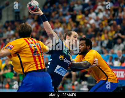 Mannheim, Deutschland. 20. Sep, 2015. Rhein-Neckar Loewen Kim Ekdahl Du Rietz (C) und Barcelonas Cedric Sorhaindo in Aktion während der Handball Champions League match Rhein-Neckar Löwen Vs FC Barcelona in Mannheim, Deutschland, 20. September 2015. Foto: Ronald Wittek/Dpa/Alamy Live News Stockfoto