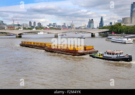 London, England, Vereinigtes Königreich. Container auf der Themse auf Binnenschiffen transportiert werden Stockfoto