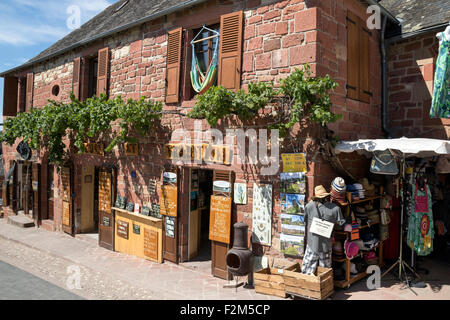 Rot - gemauerter Souvenirshop im malerischen französischen Dorf Collonges-la-Rouge Stockfoto