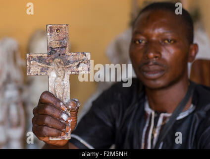 Benin, Westafrika, Bonhicon, Kagbanon Bebe Priester hält ein Kruzifix im Rahmen einer Voodoo-Zeremonie Stockfoto