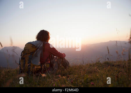 Österreich, Tirol, Unterberghorn, Wanderer ruht in alpiner Landschaft bei Sonnenuntergang Stockfoto