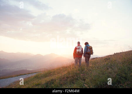 Österreich, Tirol, alle Paare Wandern am Unterberghorn bei Sonnenaufgang Stockfoto
