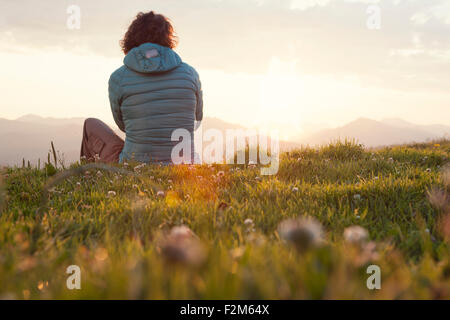 Österreich, Tirol, Unterberghorn, Wanderer ruht in alpiner Landschaft bei Sonnenaufgang Stockfoto