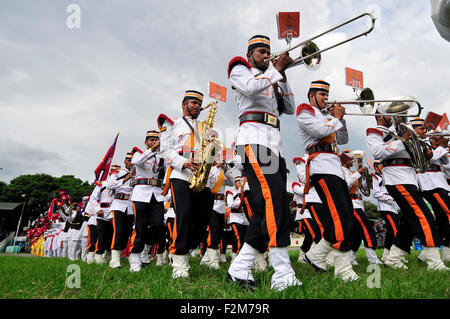 Kathmandu, Nepal. 21. Sep, 2015. Personal der bewaffneten Polizei (APF) mit ihrem Musikinstrument nimmt Teil die Willkommen Feier für die neue Verfassung am Tudikhel. © Narayan Maharjan/Pacific Press/Alamy Live-Nachrichten Stockfoto