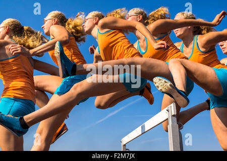 Mehrere Bild des weiblichen Hürdenläufer Hürde überspringen Stockfoto