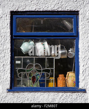 Curio-Schaufenster. Die Nussschale, Kirkland, Kendal, Cumbria, England, Vereinigtes Königreich, Europa. Stockfoto