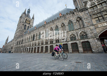 Die majestätischen Tuchhallen (Lakenhalle) in der belgischen Stadt Ypern Platz Stockfoto