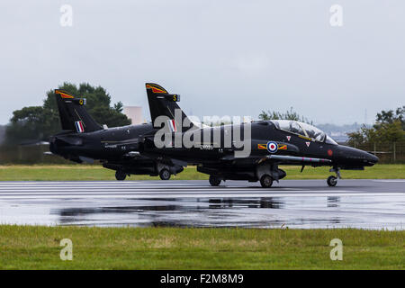 Paar von Hawk T2 Vorbereitung für den Start auf der Piste Stockfoto