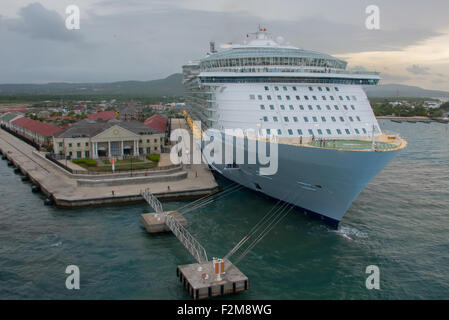 Kreuzfahrtschiff im Hafen Stockfoto