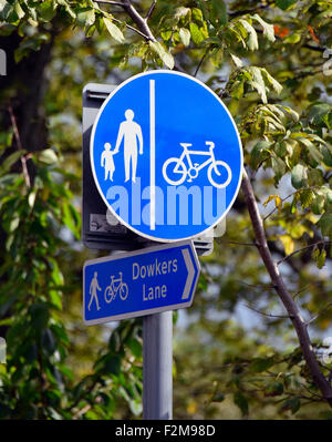 Fußgänger und Lane Zeichen-Zyklus. Dowkers Lane, Kendal, Cumbria, England, Vereinigtes Königreich, Europa. Stockfoto