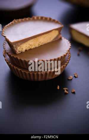 Stapel von chocolate Peanut Butter Cups auf schwarzem Hintergrund. Stockfoto