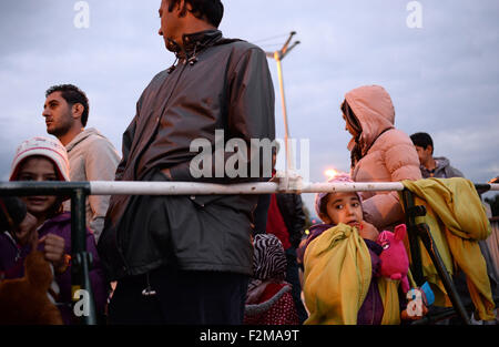 Salzburg, Österreich. 20. Sep, 2015. Eine Familie aus Afghanistan wartet auf einer Brücke zur Registrierung und zu einem Flüchtlingsheim in Freilassing, Deutschland, nach der Überquerung der Grenze zu Fuß, an der Grenze zwischen Deutschland und Österreich in der Nähe von Salzburg, Österreich, 20. September 2015 transportiert werden. Bildnachweis: Dpa picture Alliance/Alamy Live News Stockfoto