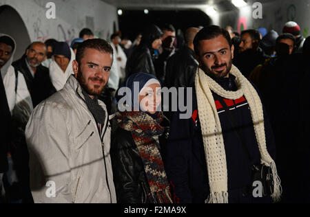 Salzburg, Österreich. 20. Sep, 2015. Mohammed Tatari (L) aus Syrien, seine Schwester Shaymaa Khrdaji und ein Bruder posieren für ein Foto inmitten anderer Flüchtlinge warten auf eine Unterführung für ihre Registrierung und Transport in einem Flüchtlingsheim in Freilassing, Deutschland, an der Grenze zwischen Deutschland und Österreich in der Nähe von Salzburg, Österreich, 20. September 2015. Bildnachweis: Dpa picture Alliance/Alamy Live News Stockfoto