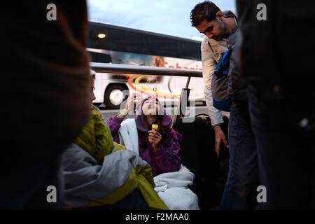 Salzburg, Österreich. 20. Sep, 2015. Eine Mädchen aus Syrien bläst Luftblasen wie andere Flüchtlinge, hauptsächlich aus Syrien, eine Brücke für ihre Registrierung und Transport in einem Flüchtlingsheim in Freilassing, Deutschland, an der Grenze zwischen Deutschland und Österreich in der Nähe von Salzburg, Österreich, 20. September 2015 warten. Bildnachweis: Dpa picture Alliance/Alamy Live News Stockfoto