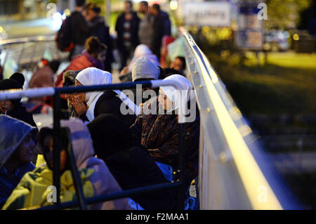 Salzburg, Österreich. 20. Sep, 2015. Flüchtlinge aus Syrien warten an einer Brücke für ihre Registrierung und Transport in einem Flüchtlingsheim in Freilassing, Deutschland, an der Grenze zwischen Deutschland und Österreich in der Nähe von Salzburg, Österreich, 20. September 2015. Bildnachweis: Dpa picture Alliance/Alamy Live News Stockfoto