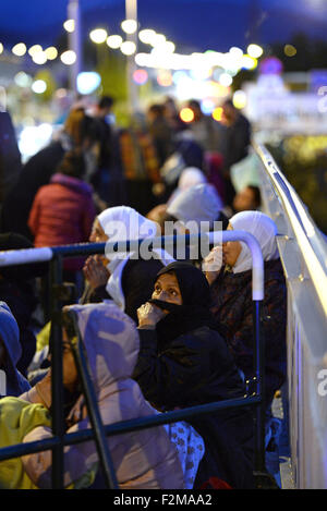 Salzburg, Österreich. 20. Sep, 2015. Flüchtlinge aus Syrien warten auf einer Brücke für ihre Registrierung und Transport in einem Flüchtlingsheim in Freilassing, Deutschland, nach der Überquerung der Grenze zu Fuß, an der Grenze zwischen Deutschland und Österreich in der Nähe von Salzburg, Österreich, 20. September 2015. Bildnachweis: Dpa picture Alliance/Alamy Live News Stockfoto